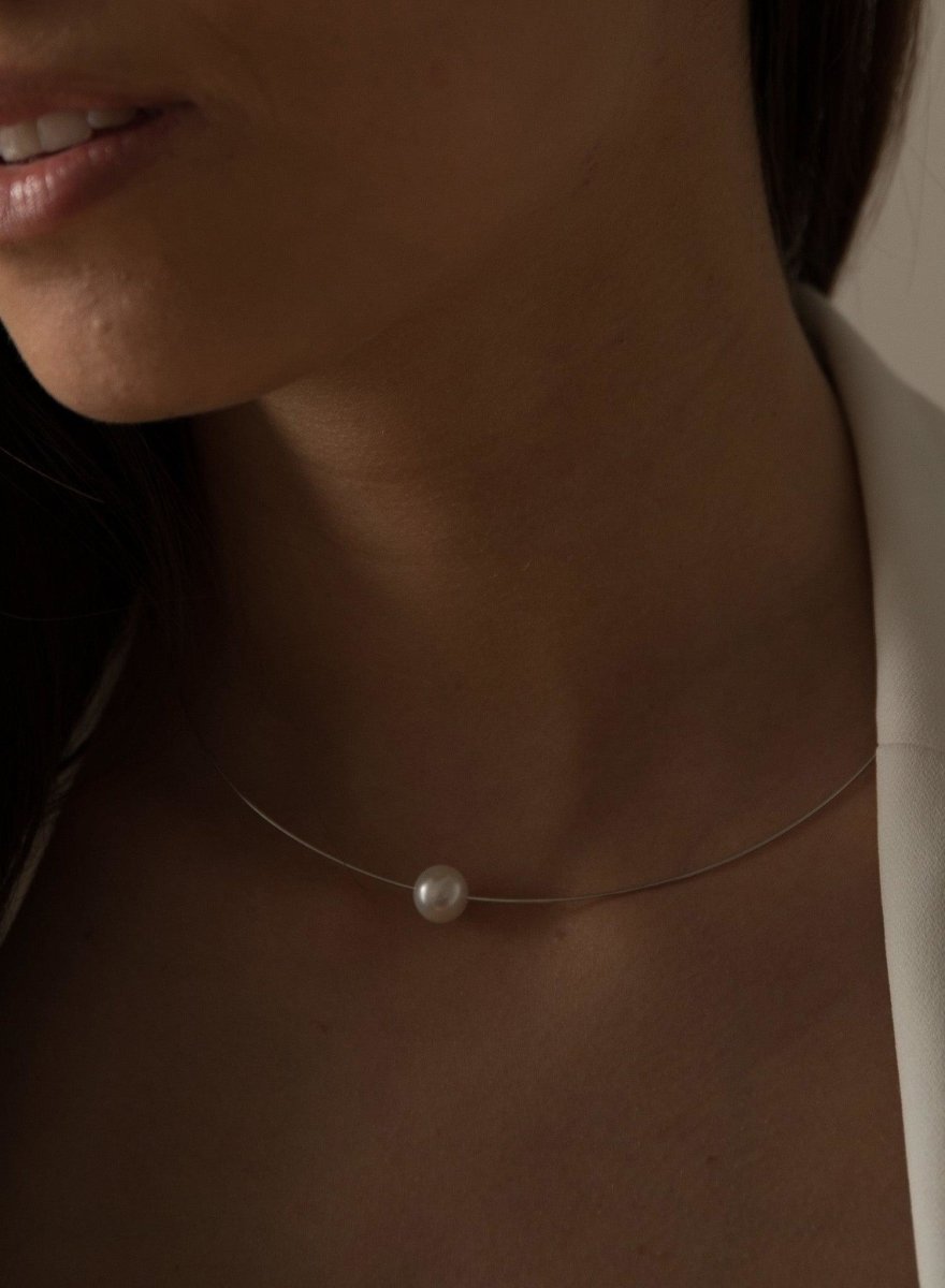 Necklace - Silver pearls pendant with rigid design