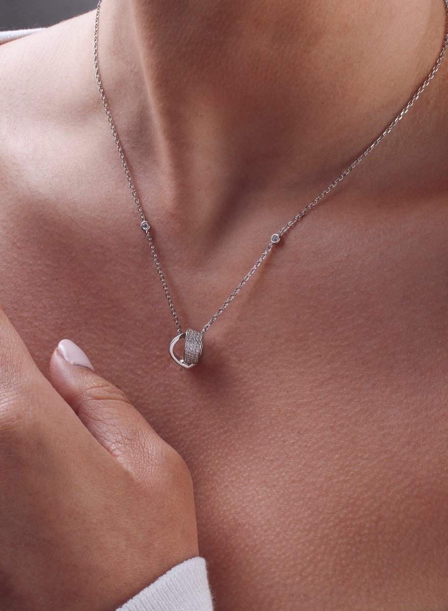Collar · Colgantes pequeños en plata diseño nudo y circonitas