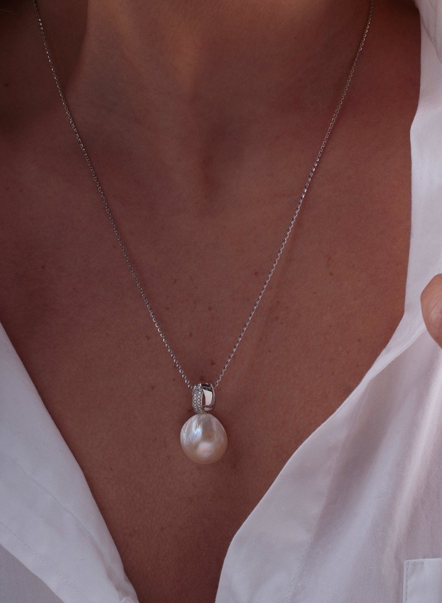 Collar · Colgantes perla en plata diseño doble raíl