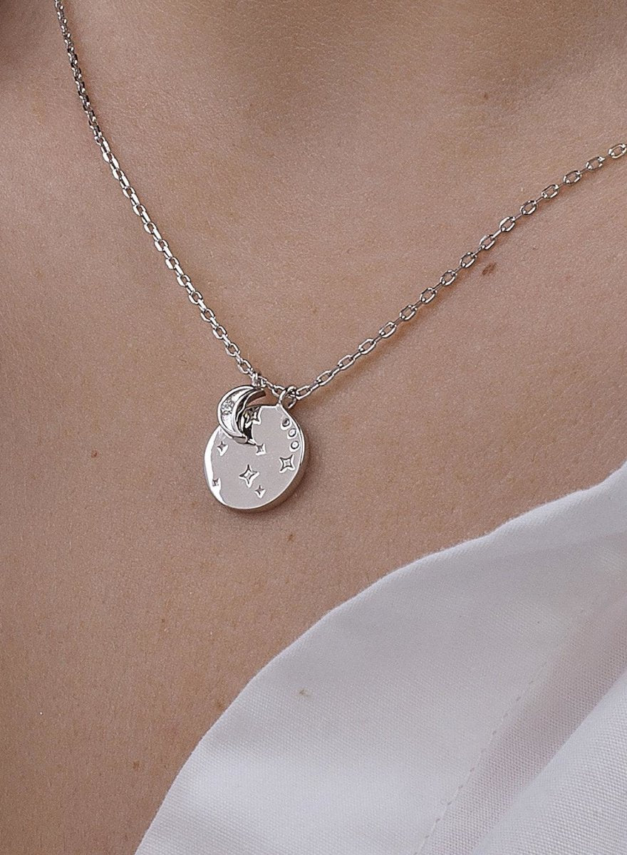 Collar · Collar medalla pequeña diseño de destellos y charm de luna