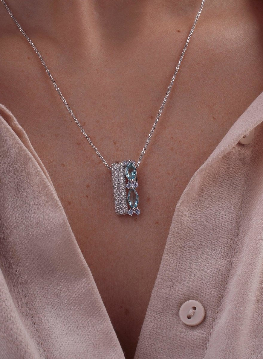 Collar · Collares con piedras en plata diseño lateral circonitas talla marquesa azul