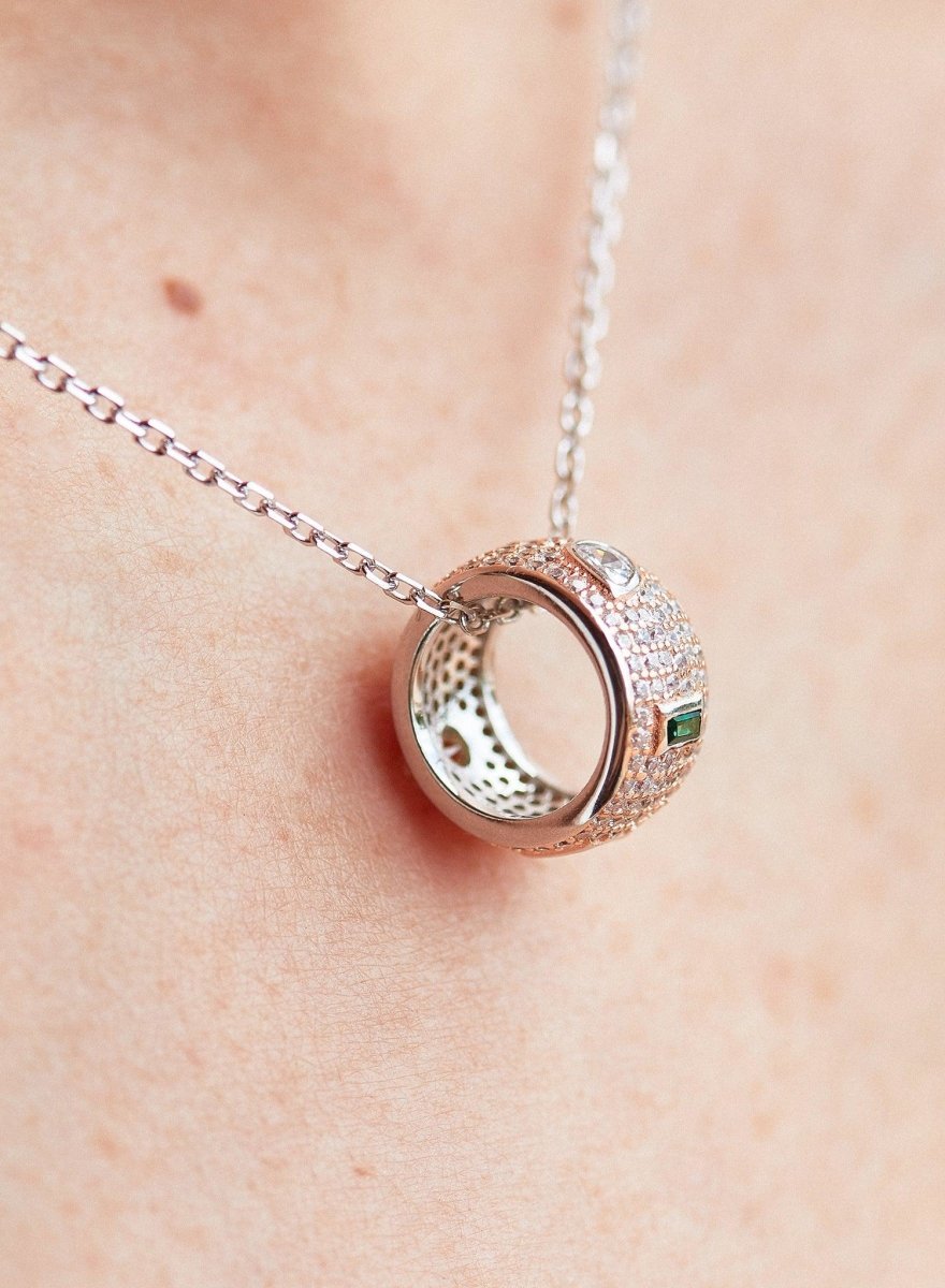 Necklace - Necklaces with small stones in sterling silver with geometric circular design