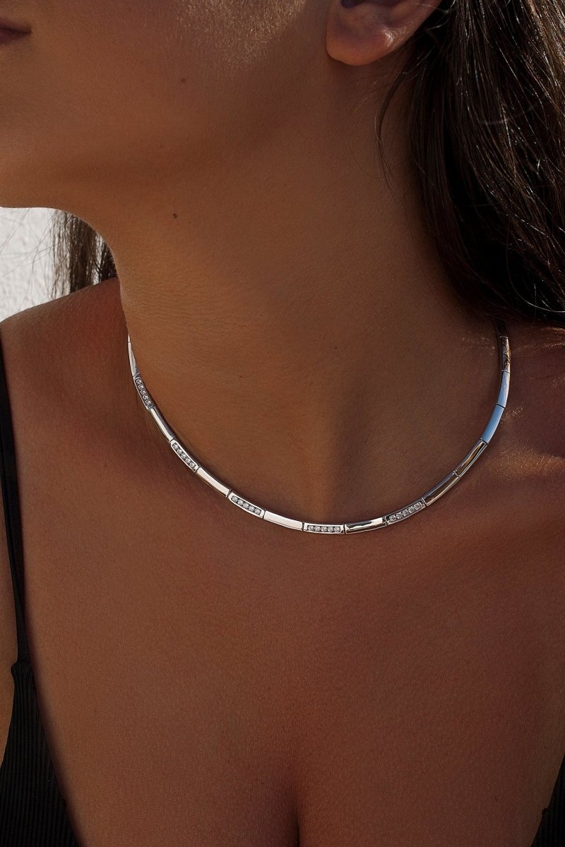 Collar · Collares cortos diseño de piezas de plata lisa con circonitas