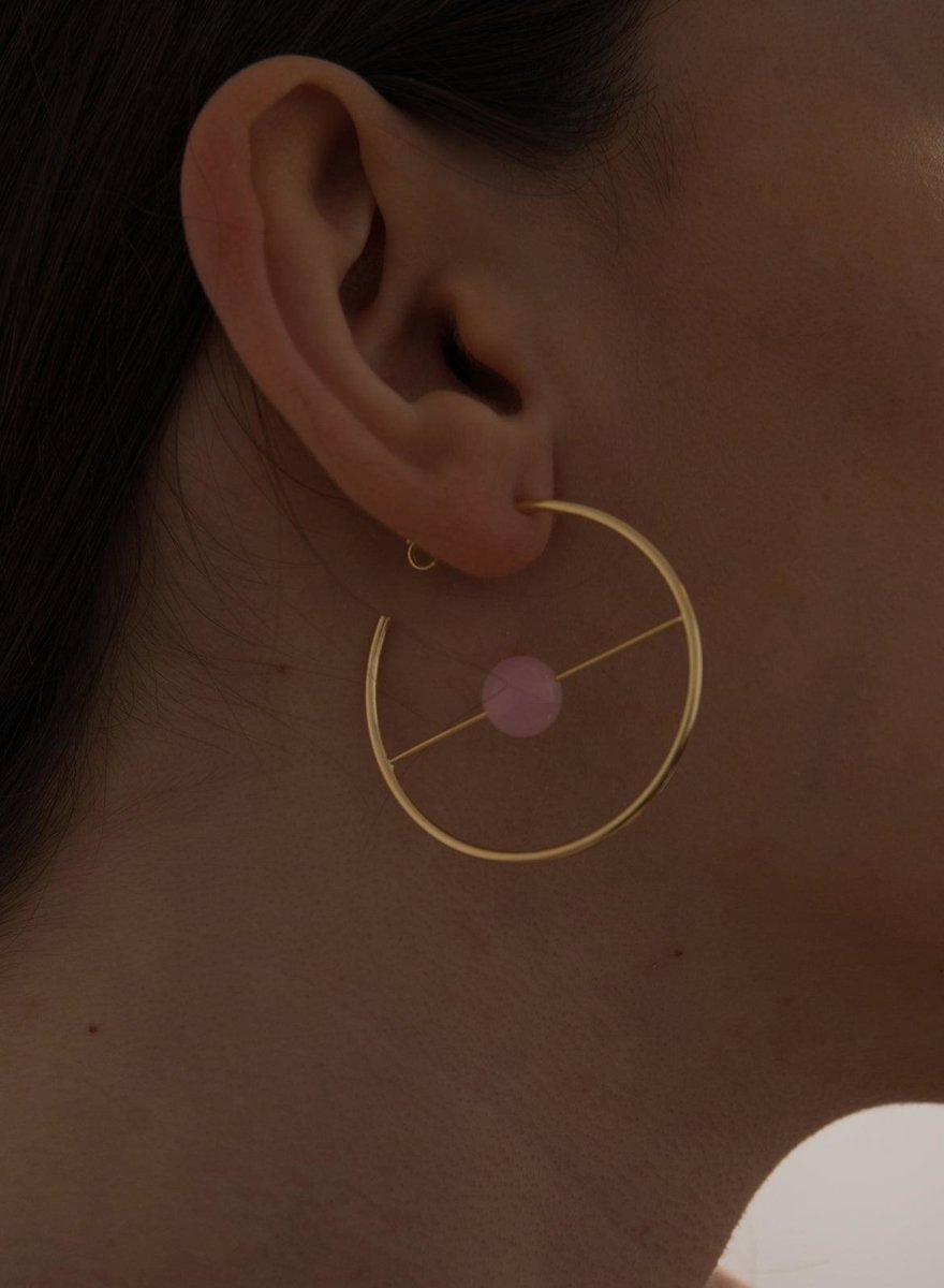 Pendiente · Aros dorados diseño circular y barra con cuarzo rosa central