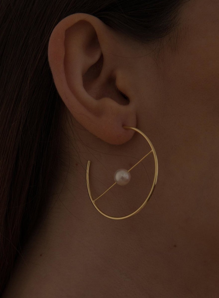 Pendiente · Aros dorados diseño circular y barra con perla central