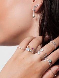 Earrings - Small shiny earrings infinity motif with zircons