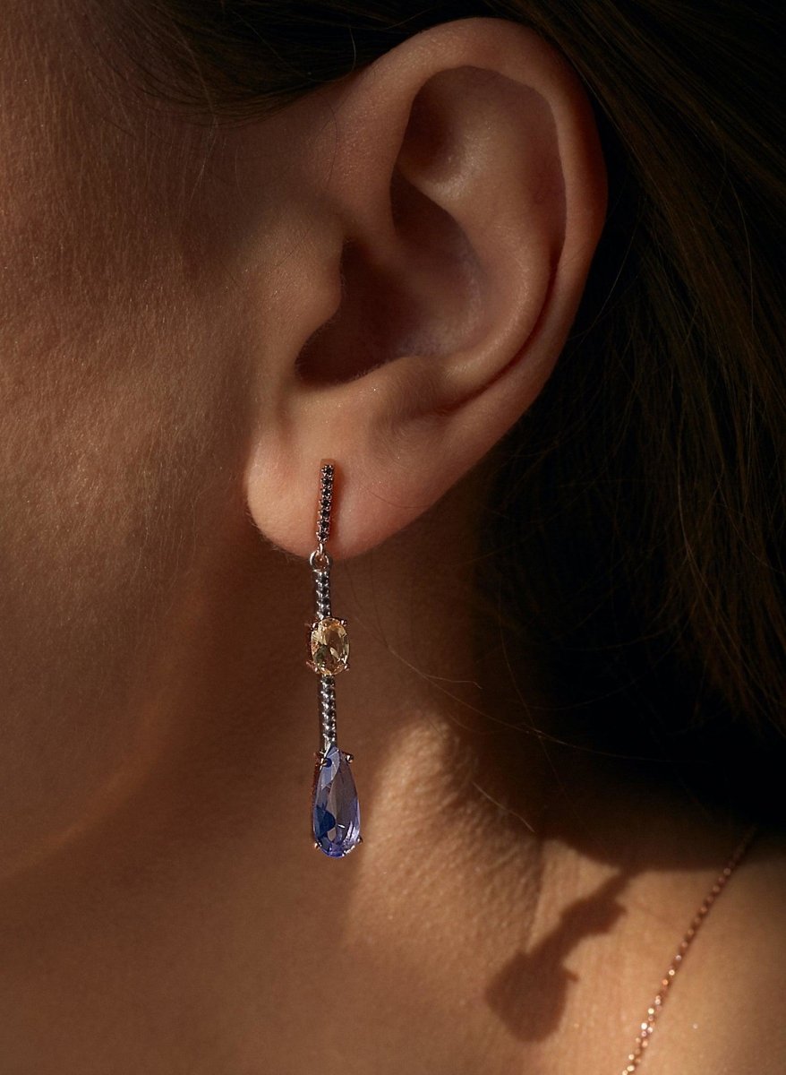 Earrings - Long thin earrings in silver stik design with pink details