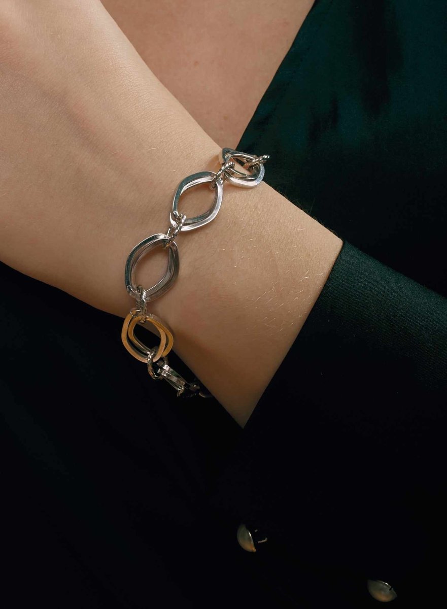 Bracelet - Silver link bracelet with curvilinear ring design