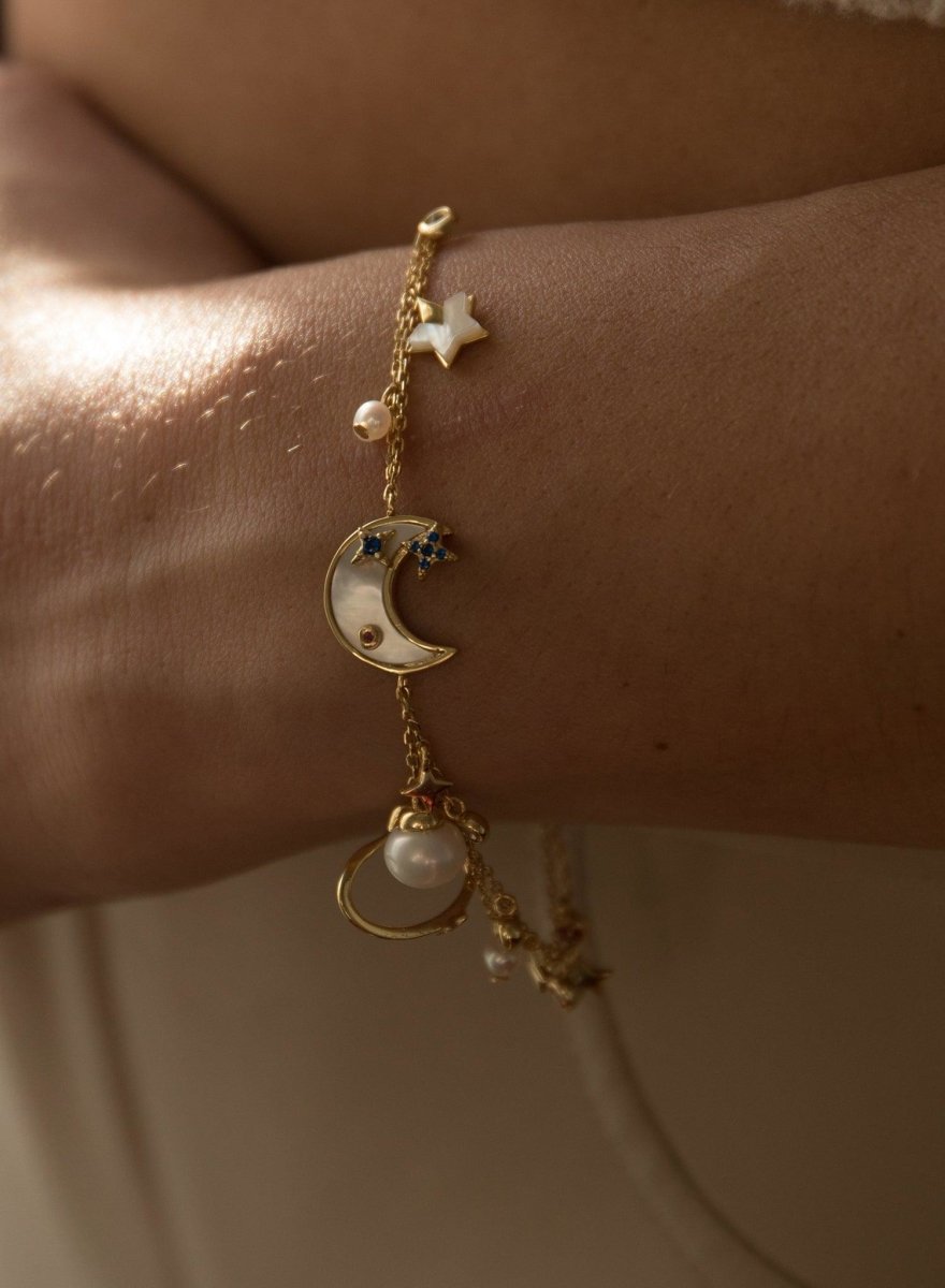 Pulsera · Pulseras de perlas en oro diseño múltples mini charms
